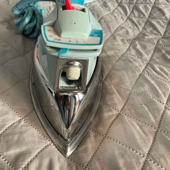 Vintage Electric Iron with Aqua Cord - Picture 10 of 13